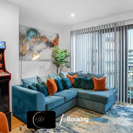 Centre With Free Parking, 2 Bathrooms, Netflix And Wifi - Suitable For Contractors And Families - By Noor Luxury *