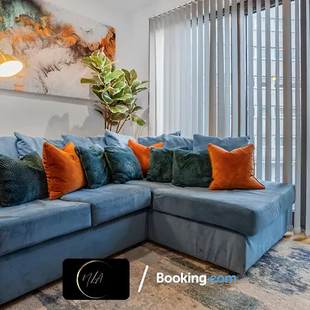 Centre With Free Parking, 2 Bathrooms, Netflix And Wifi - Suitable For Contractors And Families - By Noor Luxury