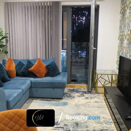 Centre With Free Parking, 2 Bathrooms, Netflix And Wifi - Suitable For Contractors And Families - By Noor Luxury Appartement *