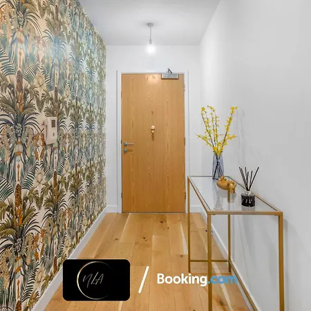 Centre With Free Parking, 2 Bathrooms, Netflix And Wifi - Suitable For Contractors And Families - By Noor Luxury Appartement *