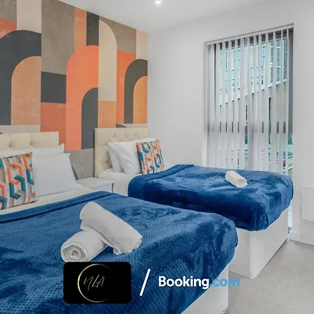 Centre With Free Parking, 2 Bathrooms, Netflix And Wifi - Suitable For Contractors And Families - By Noor Luxury Appartement *