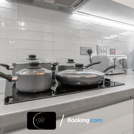 Appartement Centre With Free Parking, 2 Bathrooms, Netflix And Wifi - Suitable For Contractors And Families - By Noor Luxury