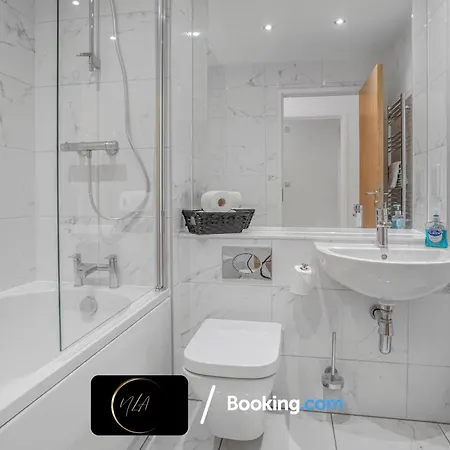 Centre With Free Parking, 2 Bathrooms, Netflix And Wifi - Suitable For Contractors And Families - By Noor Luxury Birmingham