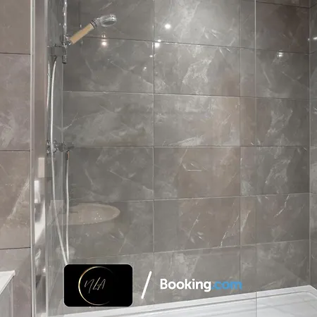 Centre With Free Parking, 2 Bathrooms, Netflix And Wifi - Suitable For Contractors And Families - By Noor Luxury *