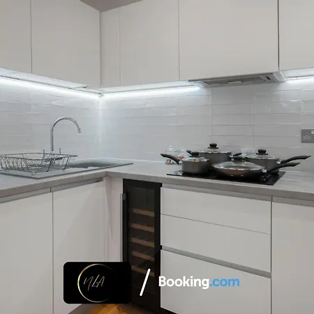 Centre With Free Parking, 2 Bathrooms, Netflix And Wifi - Suitable For Contractors And Families - By Noor Luxury