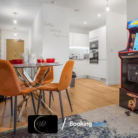 Apartment, Free Gated Parking, 2 Bathrooms, Netflix And Wifi - Suitable For Contractors And Families - By Noor Luxury *