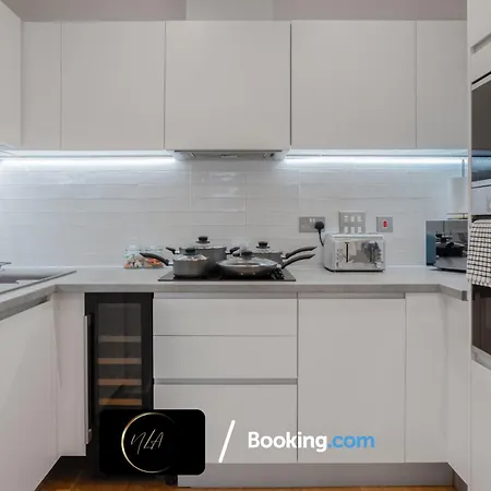 Apartment, Free Gated Parking, 2 Bathrooms, Netflix And Wifi - Suitable For Contractors And Families - By Noor Luxury 公寓 *